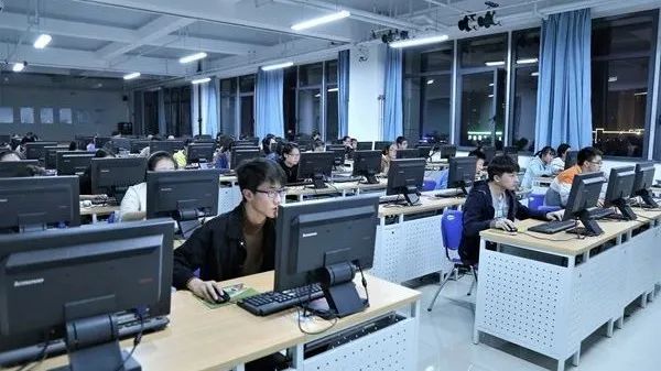 智能信息管理學院 融合創新，引領數字化時代餐飲與旅游管理